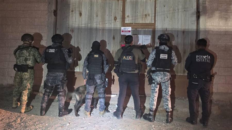 Elementos de la Policía Estatal, la AIC, la Guardia Nacional y el Ejército resguardaron el inmueble durante el operativo en el ejido San Francisco de Arriba.