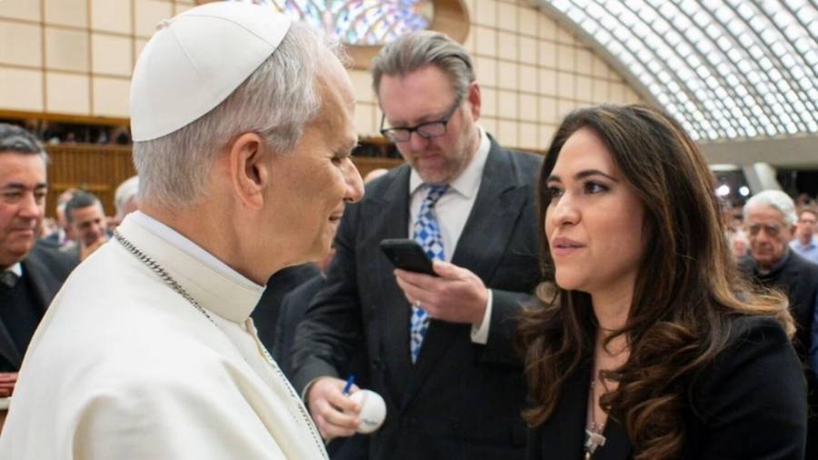 El Papa León XIV con María Montserrat Alvarado, nueva prefecta del dicasterio de Comunicación, en el Vaticano el 12 de mayo de 2025.