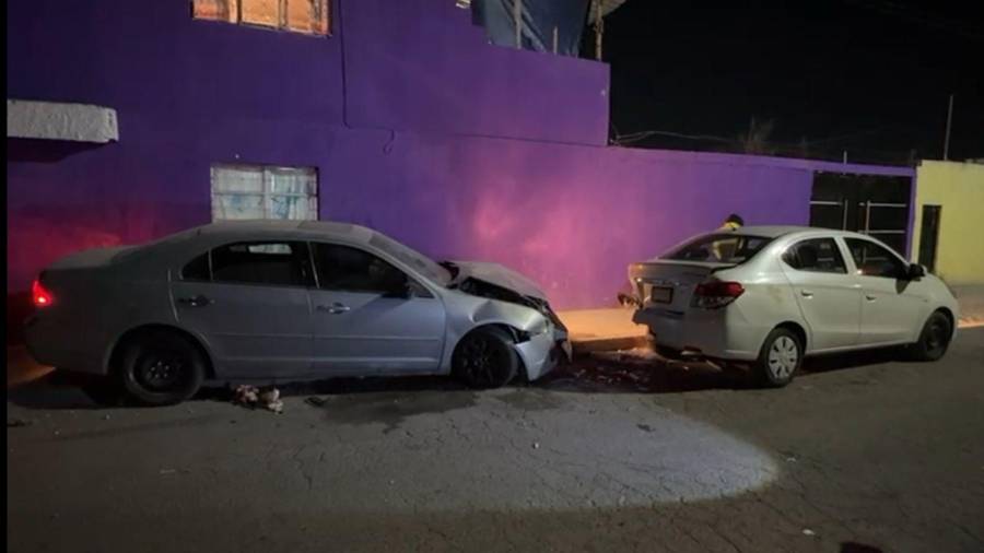 El vehículo Mercury fue localizado abandonado tras impactarse contra un auto estacionado en la colonia Tierra y Libertad.