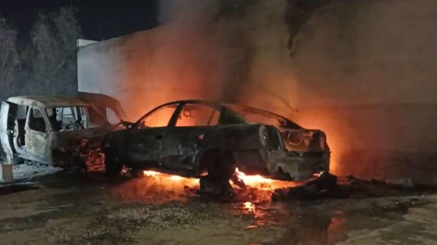 Bomberos de la Estación Oriente acudieron durante la madrugada para sofocar el incendio de dos vehículos abandonados en un predio del bulevar Otilio González.