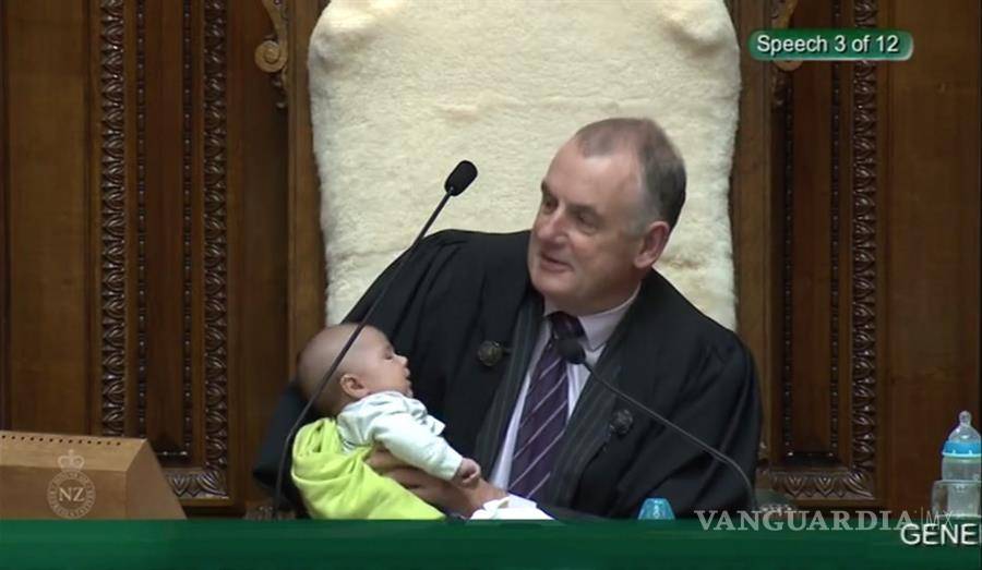 $!Presidente del Parlamento neozelandés da el biberón a un bebé durante la sesión parlamentaria