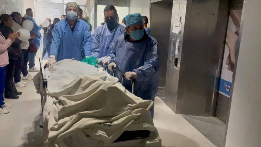 Familiares, amigos y personal del IMSS la despidieron con una emotiva valla de aplausos.