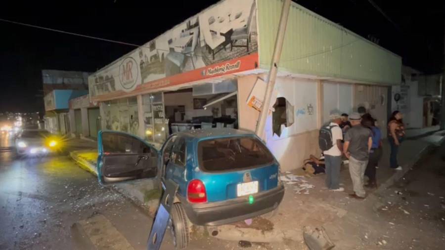 El Chevy terminó incrustado contra la fachada de una mueblería en el cruce de Presidente Lázaro Cárdenas y Lucio Blanco tras el fuerte accidente.