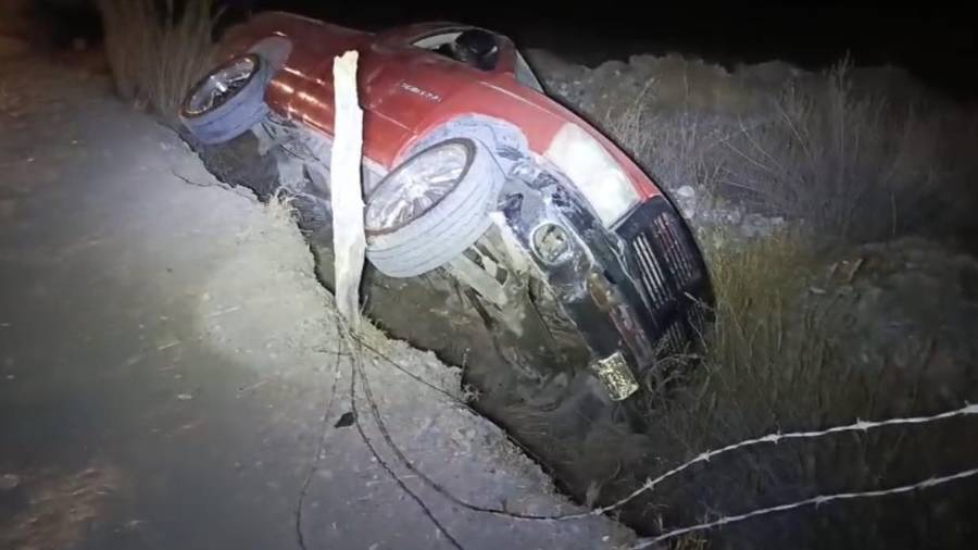 El vehículo fue localizado abandonado en un barranco en el cruce de Central y Viesca.