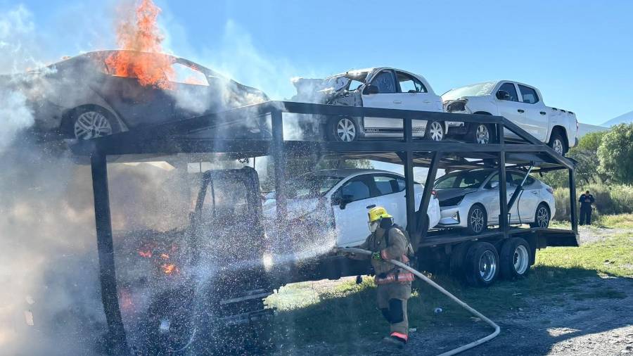 Bomberos de Arteaga realizaron maniobras de sofocación durante varios minutos para evitar que las llamas se extendieran por completo a la carga que transportaba el tractocamión.