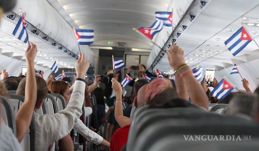 $!Arriba histórico vuelo comercial de EU a Cuba