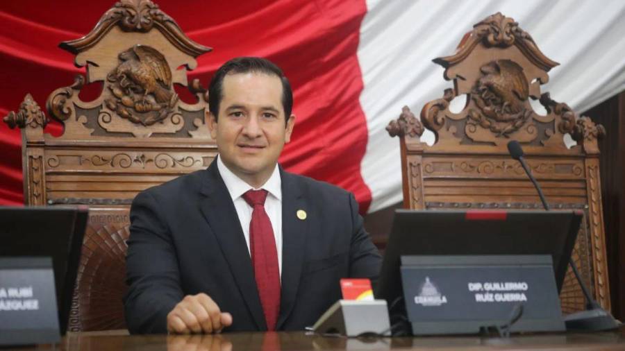 Guillermo Ruiz Guerra, diputado local, durante un encuentro con medios en Piedras Negras.