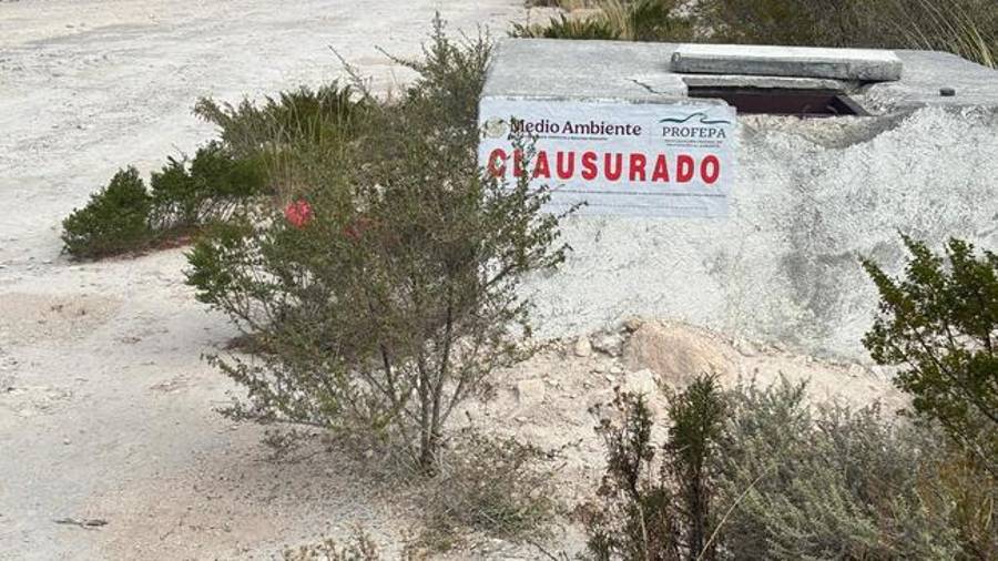 Personal de Profepa colocó sellos de clausura en la obra del fraccionamiento Montecana, en Arteaga, tras detectar cambio de uso de suelo.
