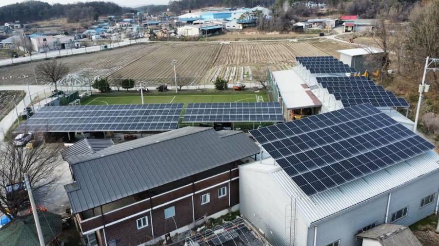 Los ingresos generados por la energía solar financian las comidas, un servicio de transporte para personas mayores, una cancha de ping-pong y actividades culturales.