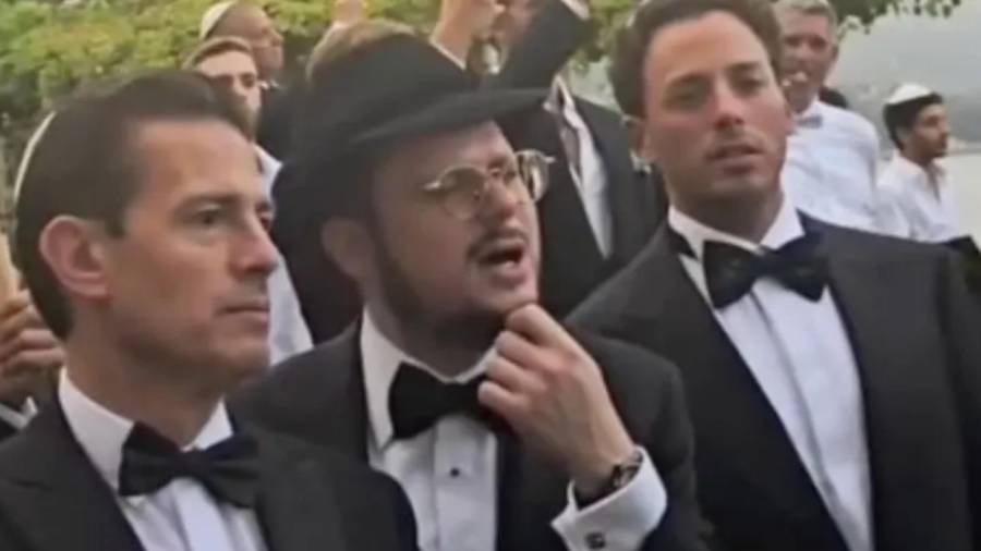 En el video se observa al exmandatario en las primeras filas, destinadas a los invitados, junto a Neriah.