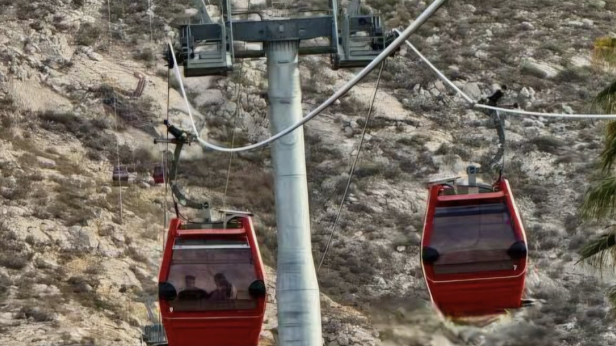 Familias y turistas aprovechan el recorrido del teleférico para disfrutar de la vista panorámica y visitar el Cristo de las Noas.