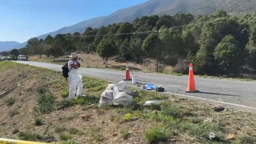 Elementos de seguridad y cuerpos de emergencia confirmaron que el conductor ya no presentaba signos vitales.