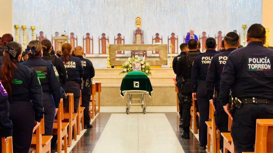 Compañeros, familiares y autoridades despidieron con honores a la oficial Aniela Elizabeth Navarro González durante una emotiva ceremonia en Torreón.