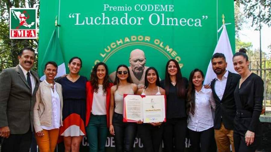 La Selección Mexicana de Flag Football Femenil recibió el prestigioso reconocimiento Premio Luchador Olmeca 2022.