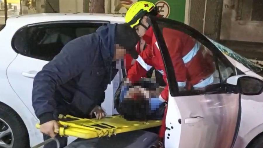 Paramédicos de la Cruz Roja trasladaron al lesionado a la Clínica Número Dos del IMSS tras el accidente vial.