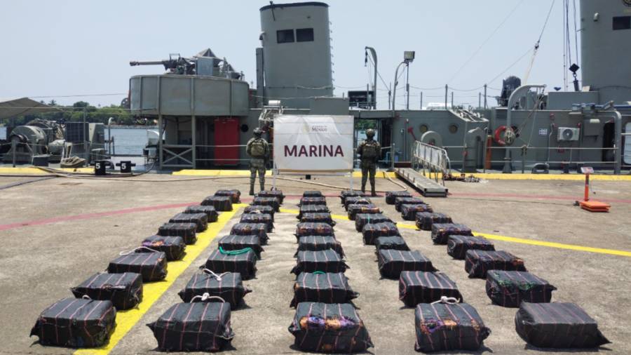 La Octava Región Naval incautó una embarcación menor con mil 900 kilos de cocaína y detuvo a dos presuntos infractores de la ley.