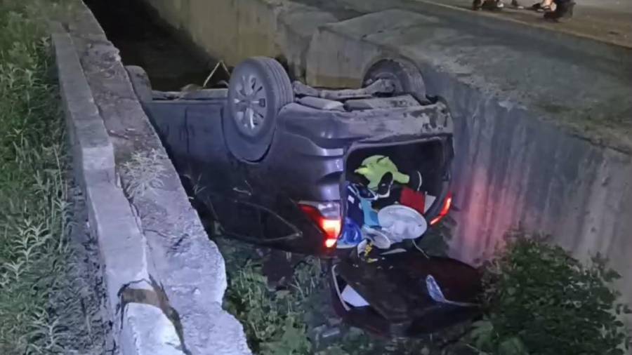 La camioneta terminó volcada dentro de un canal tras el accidente registrado en Fundadores.