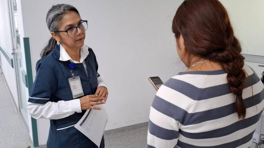 La orientación a pacientes y familiares forma parte de los cuatro procesos en los que el IMSS basa la intervención de Trabajo Social.