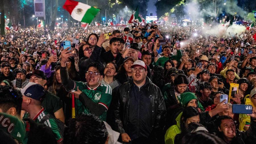 Festejos en la Ciudad de México por juego de la selección mexicana contra Ecuador