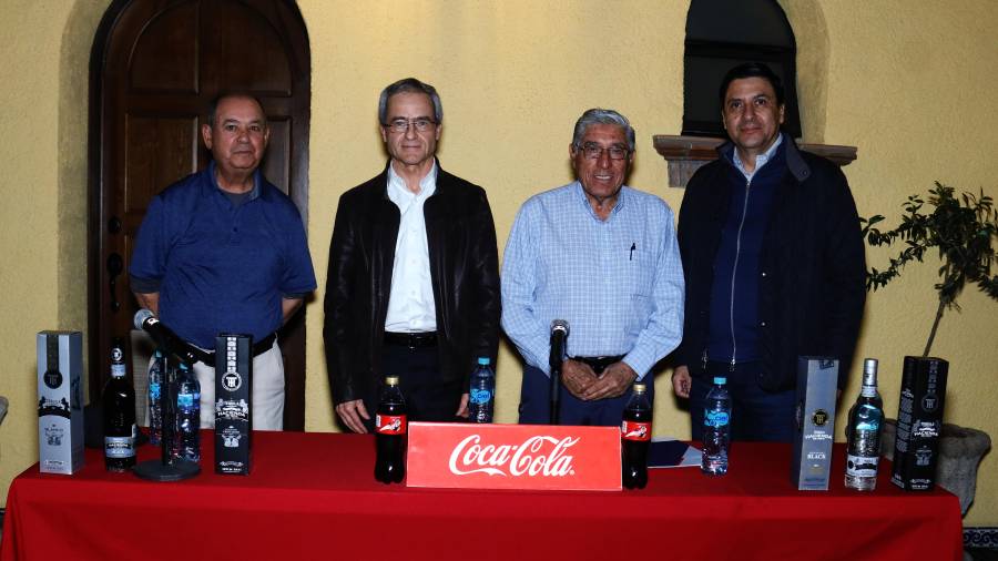 Presentación de la XVI edición del torneo de golf “Tequila Open Cáritas de Saltillo 2026”, realizada por el presidente del torneo, Roberto Rodríguez, y el vicepresidente Francisco Nieto, el martes 21 de abril.