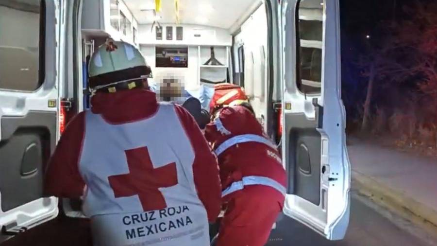 Paramédicos de la Cruz Roja brindaron atención al conductor lesionado en el lugar del accidente.