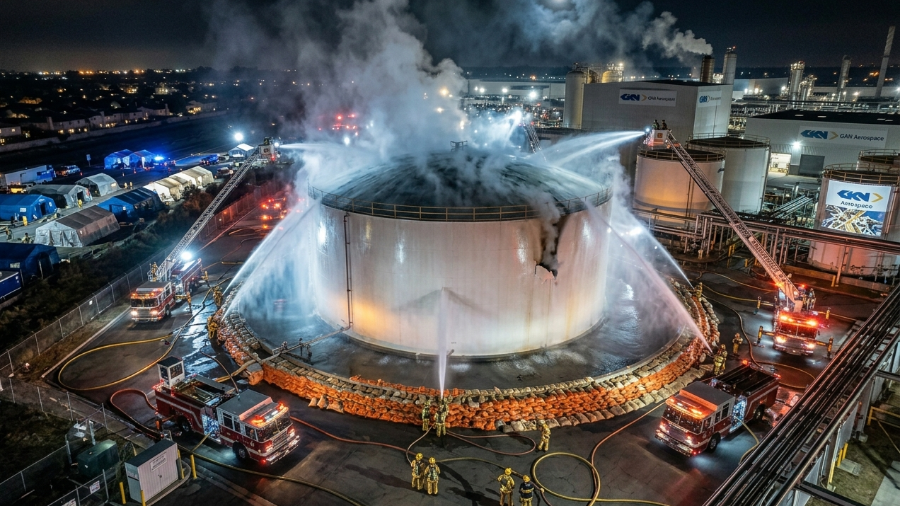 Bomberos del condado de Orange mantienen el enfriamiento con agua sobre un tanque de metacrilato de metilo (MMA) agrietado en la planta de GKN Aerospace para evitar una explosión.
