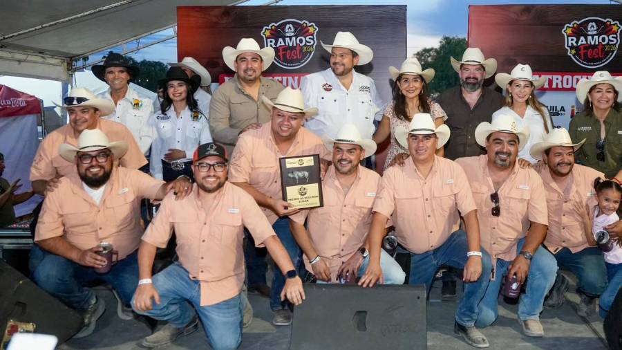 Los ganadores posaron orgullosos con su trofeo en el Lechón Fest 2026.