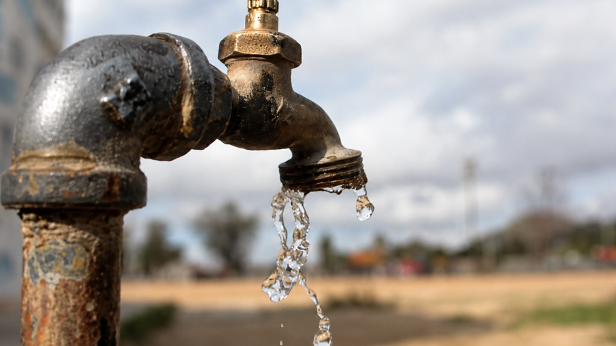 La reparación de la infraestructura hidráulica permitió restablecer de forma gradual el suministro de agua en las colonias afectadas.