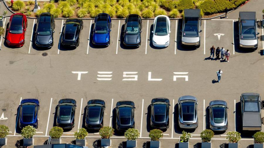 Tesla también incluyó los cálculos de los analistas sobre ventas para los próximos años, que se sitúan muy por debajo de las objetivos que el consejero delegado de la compañía, Elon Musk, ha ofrecido en el pasado. FOTO: