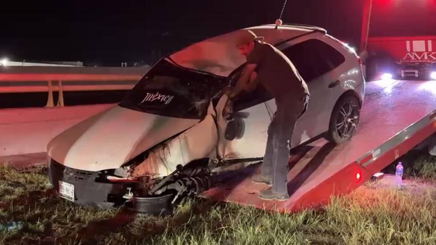 El Volkswagen Pointer terminó con severos daños estructurales luego de impactarse contra la base de un puente en el bulevar Fundadores.