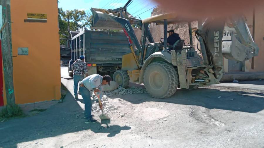 El camión responsable del derrame fue multado por entorpecer el tráfico, luego de retirar la carga.