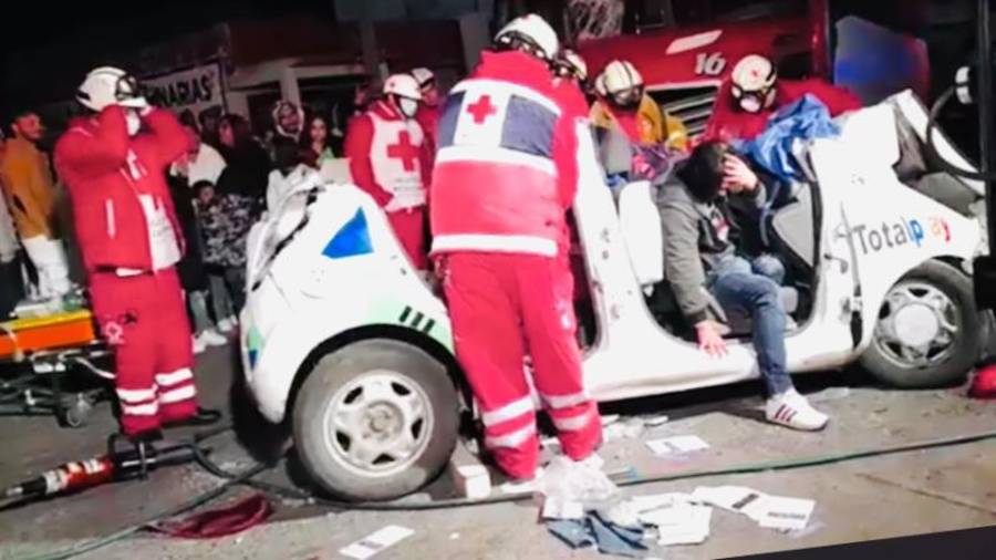 El vehículo de la empresa de televisión por paga Totalplay quedó totalmente desecho luego de utilizar las quijadas de la vida para liberar al chofer