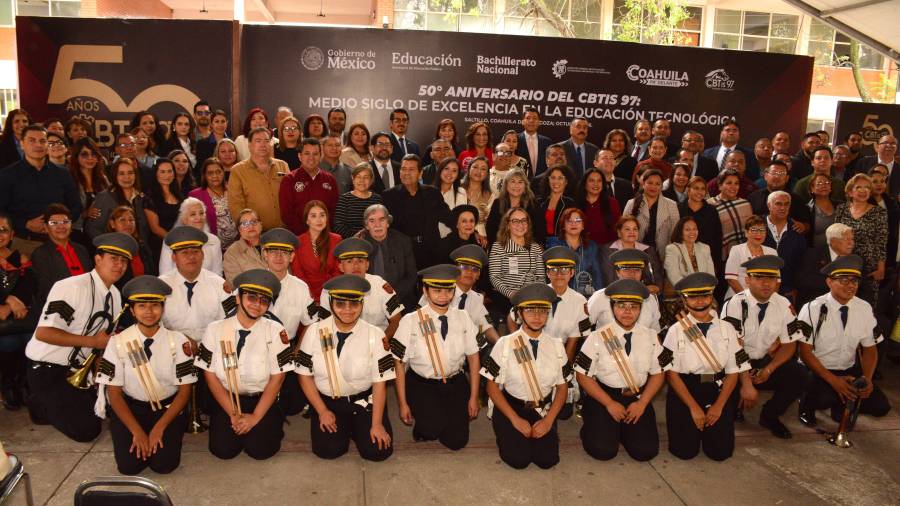 Exdirectores, exalumnos, docentes y estudiantes participaron en la ceremonia conmemorativa por los 50 años del CBTIS 97.