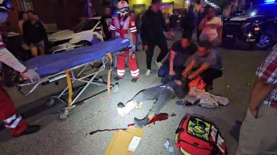 Testigos del hecho permanecieron en el lugar durante los trabajos de emergencia, aportando información sobre cómo ocurrió la invasión de carril que derivó en la colisión entre ambos vehículos.