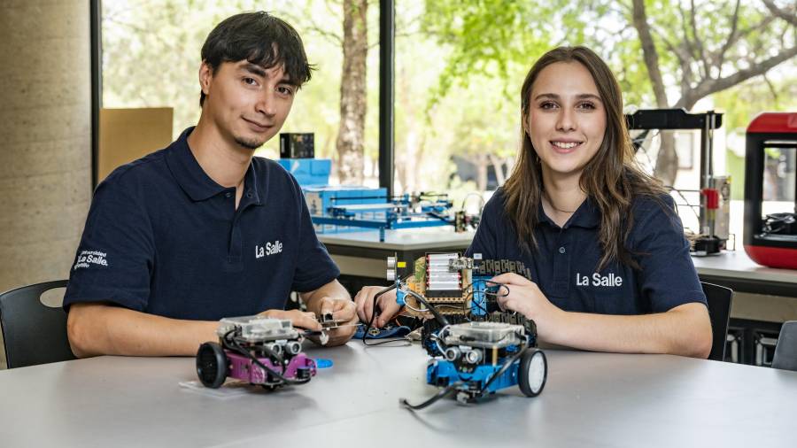 María José Melo Ramos y Josué Julián Castillo Rocha lograron un lugar en el International Air and Space Program 2026, donde trabajarán en proyectos de innovación aeroespacial en instalaciones de la NASA en Houston. FOTO: OMAR SAUCEDO