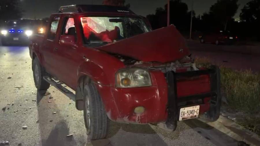 La camioneta Nissan Frontier quedó con la parte frontal destrozada tras el impacto.