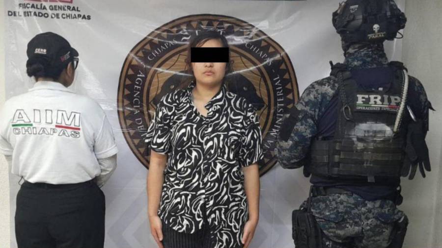 Tras una presunta discusión familiar, Shamilee ‘N’ asesinó a balazos a su suegra Epifanía ‘N’, exsíndica del Ayuntamiento de Tapilula, Chiapas.