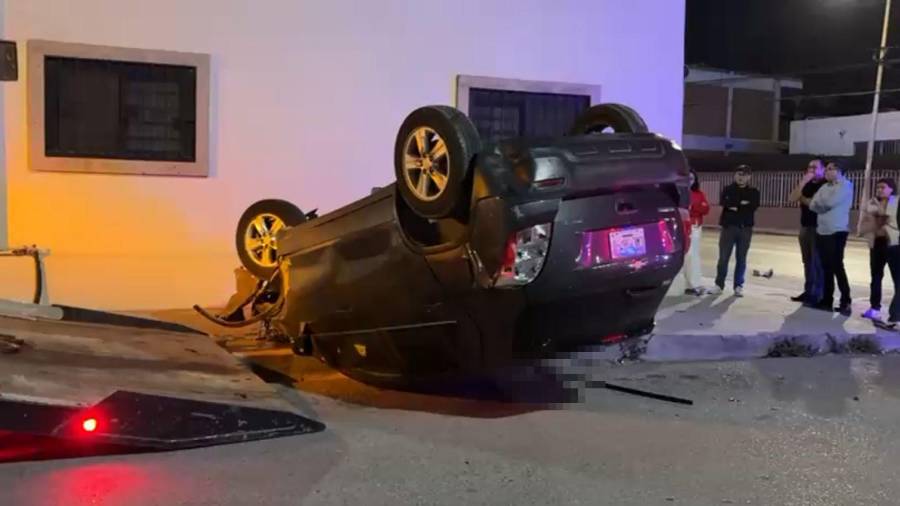 Grúas maniobraron durante la madrugada para retirar las unidades siniestradas del Centro Histórico.