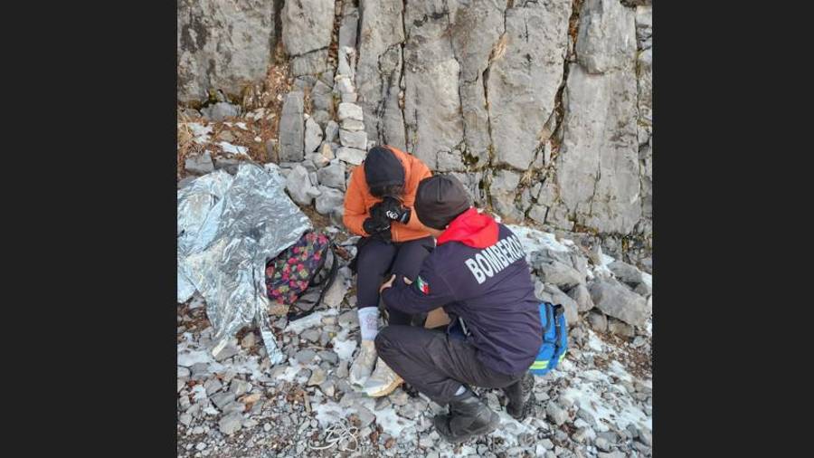 Elementos de Protección Civil y Bomberos de Arteaga ascienden con equipo especializado hacia la zona donde se encuentra la senderista lesionada.