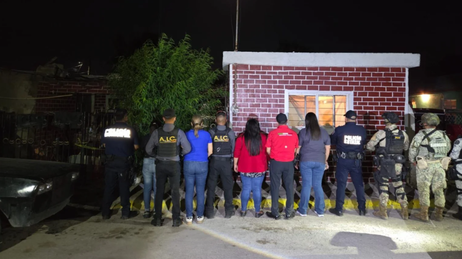 Elementos de la Fiscalía General del Estado realizaron dos cateos en domicilios de la colonia Nueva Villa, en la villa de Agujita, donde aseguraron diversas dosis de narcóticos y lograron la detención de tres personas presuntamente vinculadas con actividades de narcomenudeo.