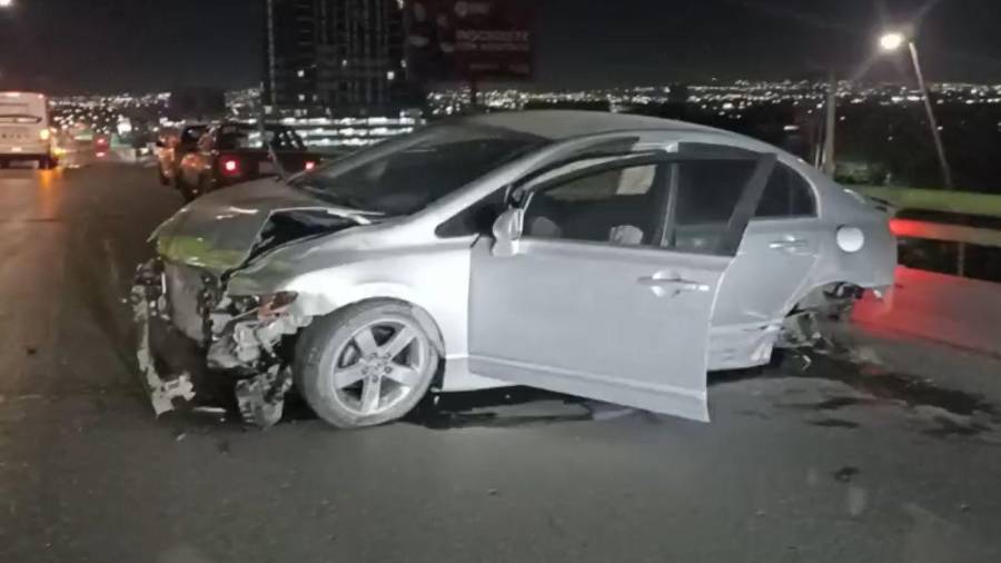 El automóvil rebotó en varias ocasiones contra las barreras antes de detener su trayectoria.