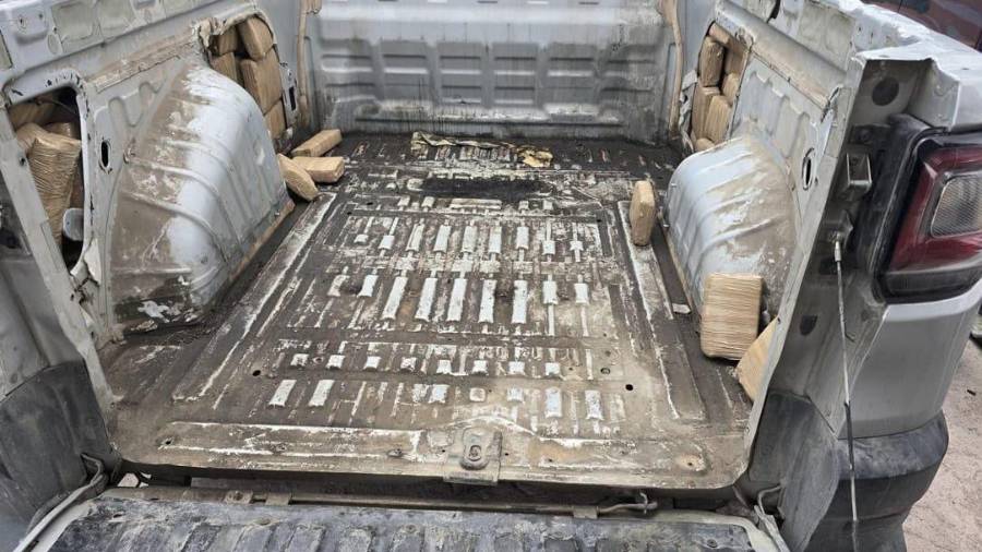 El cargamento de marihuana fue localizado oculto en distintos compartimentos de la camioneta asegurada durante el operativo.