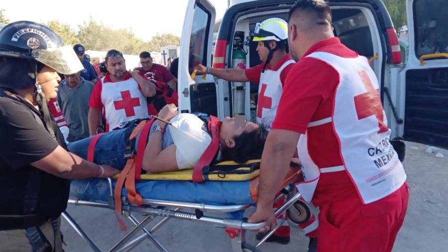 Norma Leticia, de 42 años, fue llevada de urgencia al Centro de Salud, todavía con la varilla en su cuerpo.