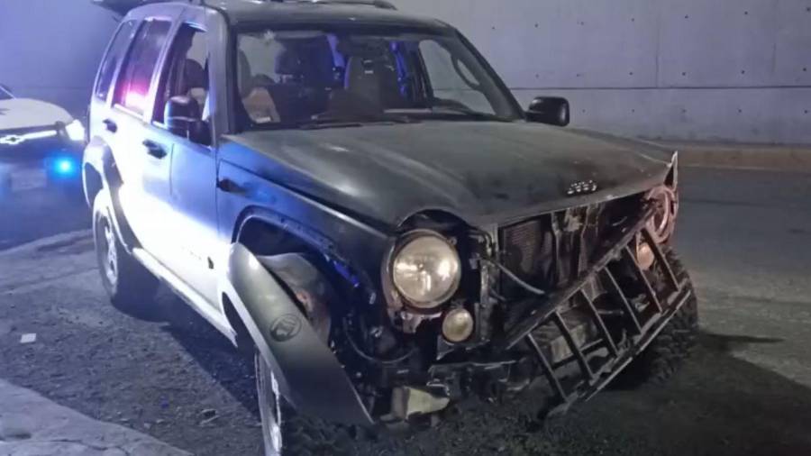 El conductor fue interceptado por autoridades cerca de una delegación del IMSS tras brincar el camellón central.