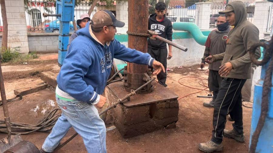 Las cuadrillas de SIMAS trabajan en el retiro de la tubería y la extracción de la bomba para atender la falla mecánica.