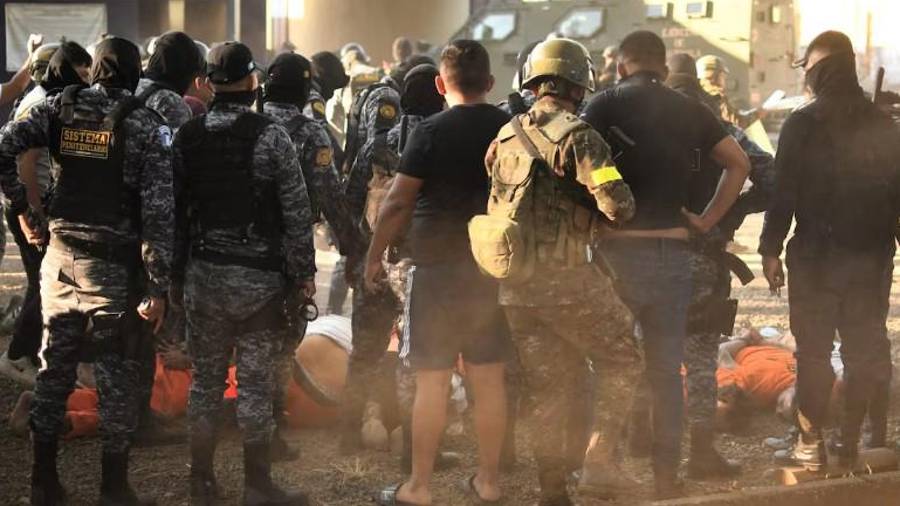 Otros diez policías resultaron heridos en los ataques de represalia y un presunto miembro de una pandilla murió.