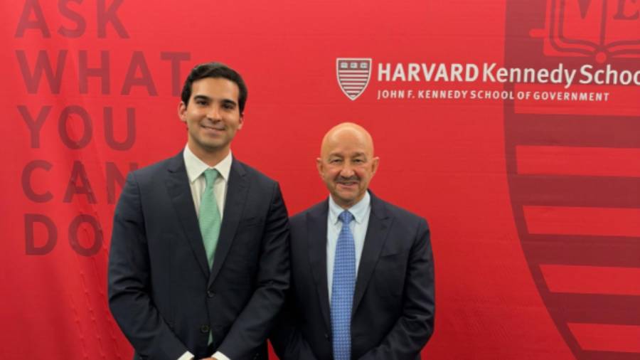 Fue el estudiante Diego Salazar quien compartió en redes sociales fotografías de la charla con el expresidente mexicano.