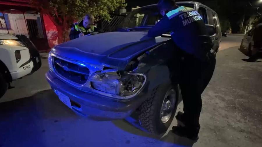 La camioneta Ford Explorer terminó impactada contra un Nissan Versa estacionado.