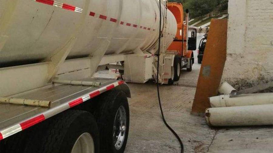 Habitantes de la comunidad de Conejos, en Atotonilco de Tula, intentaron recuperar una pipa cargada con tres mil litros de diésel presuntamente extraído de una toma clandestina