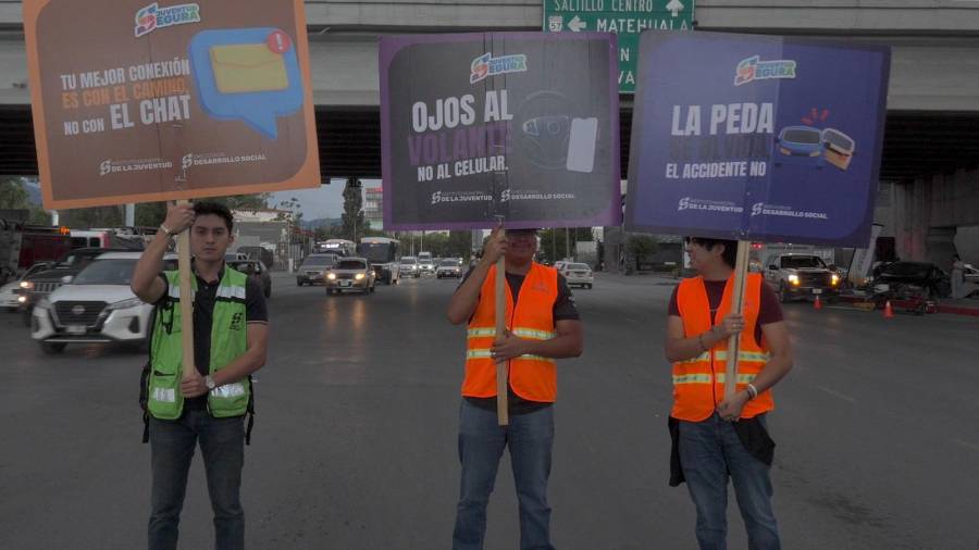 Jóvenes de Saltillo participaron en un mega crucero para promover la seguridad y prevención de accidentes viales.